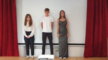Bild: Christine Wocheslander/exb
Sie sind die besten Absolventen der Montessori-Schule in Amberg (von links): Lotte Rebmann (1,0), Michael Ehbauer (1,33) und Milla Kuhnert (1,0).