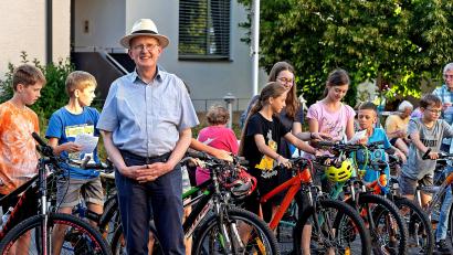 Bild: R. Kreuzer
Einen festlichen Gottesdienst feierte Pfarrer Berthold Heller zu seinem 60. Geburtstag, den viele Ministranten mitgestalten.