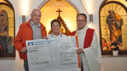 Bild: dob
Christa Wildenauer aus Straßenhäuser eröffnet mit einer Einzelspende in Höhe von 10.000 Euro die Spendenaktion zur geplanten Renovierung der Katholischen Stadtpfarrkirche „Maria Immaculata“ in Vohenstrauß. Kirchenpfleger Günter Hassmann (links) und Dekan Alexander Hösl sind der Flohmarkthändlerin sehr dankbar.