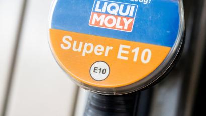 Bild: Christophe Gateau/dpa
Mitten in der Feriensaison ist Tanken wieder teurer geworden.