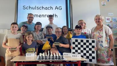 Bild: Grundschule Immenreuth/exb
Thomas Seeberger und sein Sohn Leo (hinten von links) freuten sich über die neuen Schachutensilien ebenso wie Rektorin Gudrun Lehner und Fördervereinsvorsitzende Monika Heindl (von rechts).