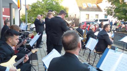 Bild: hme
Eine Bigband aus Brasilien begeistert die Zuhörer auf dem Marktplatz in Kohlberg.