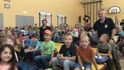 Bild: Wolf/exb
Beim Auftakt des Ferienprogramms in Windischeschenbach wollten Kasperl und Räuber Hotzenplotz schon mal die Mädchen und Buben kennenlernen.