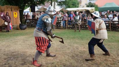 Archivbild: Hirsch
So manchen Schwertkampf bekommen die Besucher des Mittelaltermarktes in Neunburg zu sehen.