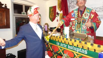 Bild: ui
Ceremonienmeister "Ofensiv" (Hans Zeitler) dankt dem Landshuter "Filophil" für einen ungewöhnlichen Beitrag beim Treffen in den Räumen der Weidener Schlaraffen, indem er ihm den Bauch pinselt.