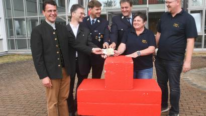 Bild: Gabi Schönberger
600 Euro für die Notfallseelsorge beim BRK übergeben (von links) die Pfarrer Thomas Kohlhepp und Andreas Ruhs, Roman Baumgärtner und Gerd Miederer von der Feuerwehr Neunkirchen an Sandra Hösl und Johannes Lukas.