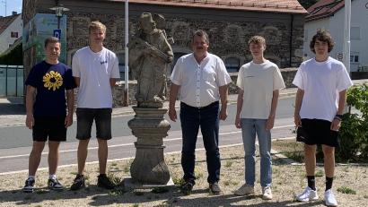 Bild: Stadt Schönsee/exb
Noah Friese, Louis Höcherl, Alexander Korn und Max Veitenhansl (von links) erzählen Bürgermeister Reinhard Kreuzer von ihren Plänen.