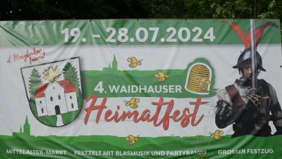 Bild: bey
In Waidhaus kündigen große Banner das vierte Heimatfest im Jahr 2024 an. Die Vorbereitungen laufen seit einiger Zeit auf Hochtouren.
