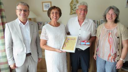 Bild: adj
Bürgermeister Karlheinz Budnik (links) und Gemeindereferentin Gabriele Sieder (rechts) gratulierten Jutta und Helmut Köck zur Goldene Hochzeit.