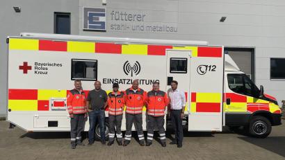 Bild: Corinna Hagn/exb
Von links: Fachdienstleiter Stefan Kloss, Geschäftsführer Stefan Fütterer, Alexander Suttner, stellvertretender Fachdienstleiter Wolfgang Heibl, Patrick Waldhier und stellvertretender Kreisgeschäftsführer BRK-Kreisverband Josef Ott bei Vorstellung des Einsatzleitwagens.