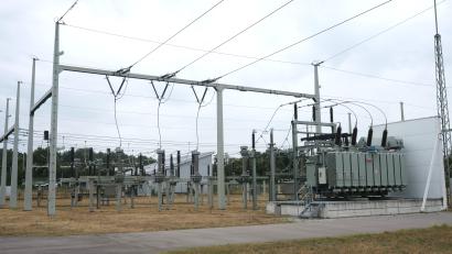 Bild: Hirsch
Das Umspannwerk in der Sandstraße am Rande des Sportparks ist das Herzstück der Energieversorgung in der Region Schwarzenfeld. Vor fünf Jahren wurde die Anlage für drei Millionen Euro saniert und ausgebaut. Nun soll sie erneut aufgerüstet werden.
