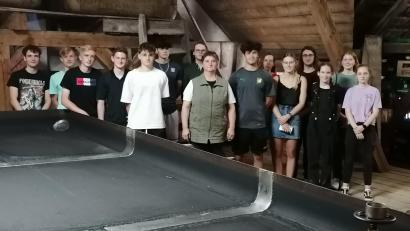 Bild: Uli Roth/exb
Die Schülerinnen und Schüler des P-Seminars Bierbrauen vor dem kupfernen Kühlschiff, in der Mitte Braumeisterin und Chefin des Hauses Angela Riedl.