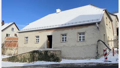 Bild: Josef Glas
Am "Haus der Biodiversität" werden derzeit Aufräumarbeiten erledigt, die Regenrinnen verbunden und eine provisorische Haustür eigesetzt.