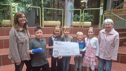 Bild: Johannes Arndt/exb
2000 Euro spendete der Evangelische Frauenbund an die Schülerbücherei der Clausnitzerschule. Davon sollen Bücher, Puzzles und Lernspiele gekauft werden.