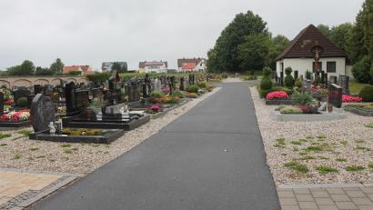Bild: pi
Für den Friedhof in Altenstadt treten am 1. September neue Gebühren in Kraft.