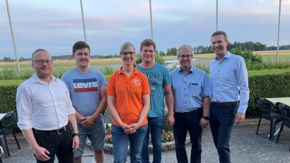 Bild: Freie Wähler Speichersdorf/exb
Thorsten Neugirg, Alexander Krauß, Vorsitzende Tanja Scherm und Florian Purucker (von links) bilden die neue Führungsspitze bei den Speichersdorfer Freien Wählern. Ihnen gratulierten Landrat Florian Wiedemann und Kreisvorsitzender Martin Dannhäußer (von rechts).