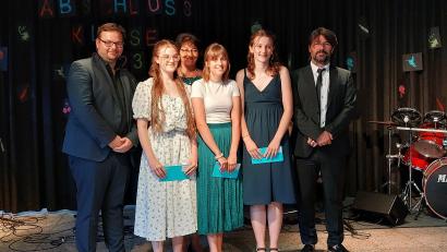 Bild: Naabtal Realschule/exb
Die Schulleitung gratuliert den drei Jahrgangsbesten.