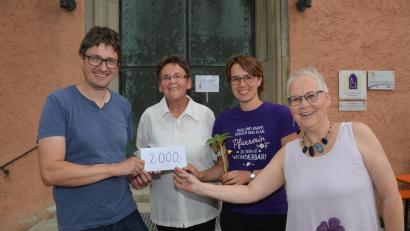 Bild: dob
2000 Euro bringt Christa Wildenauer für die Innenrenovierung der evangelischen Stadtkirche vorbei. Die Vertrauensleute des Kirchenvorstands, Uli Münchmeier (links) und Ulrike Kießling (rechts), freuen sich mit Stadtpfarrerin Carmen Riebl (Zweite von rechts) über diesen großartigen Baustein.