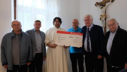 Bild: do
Mit den Vorstandschaftsmitgliedern Ludwig Schreml, Andreas Krumm (von links), Arnold Mirwald (rechts) überreichte Vorsitzender Manfred Neumann (Zweiter von rechts) Stadtpfarrer Johannes Bosco und Kirchenverwaltungsmitglied Walter Thurn (Dritter von rechts) den symbolischen Spendenscheck.