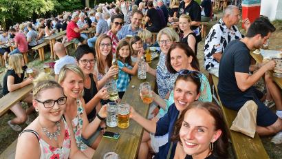 Archivbild: Petra Hartl
Neun Tage geht das Annabergfest jedes Jahr. Viele finden die Idee gut, auch nachher für einige Wochen einen Biergarten am Berg zu betreiben und die Besucher dort zu bewirten.