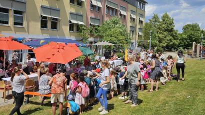 Bild: exb/BRK
Für viel Freude sorgten die Mädchen und Buben aus dem Kindergarten, die mit einer Sing- und Tanzvorführung die Senioren beim Sommerfest begeisterten.