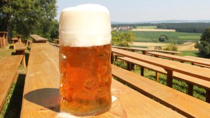 Archivbild: bmr
Für den „schönsten Biergarten der Oberpfalz“ hält mancher den Annaberg-Nordhang. Doch bewirtet wird hier nur an neun Tagen im Jahr während des Bergfests. Sollte dieser herrliche Flecken Natur nicht länger als Gastro-Fläche genutzt werden? Dazu ist eine Diskussion entstanden – und es gab eine erste Online-Umfrage.