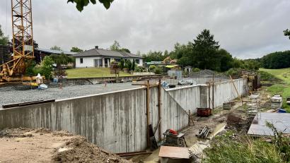 Bild: Eichl
Die Baustelle für das neue Feuerwehrhaus im Ortsteil Lanz. Für September war das Hebfest geplant, daran ist derzeit nicht zu denken.