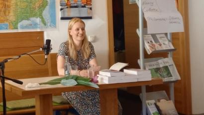 Bild: Literarischer Arbeitskreis Mitterteich/exb
Autorin Anja Schuh bei der Lesung im Mehrgenerationenhaus.