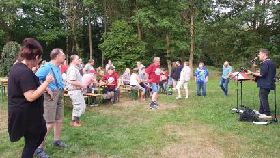 Bild: Beutner/exb
Gute Stimmung herrscht beim Sommerkonzert für Menschen mit Handicap an der Wernberger OWV-Hütte.