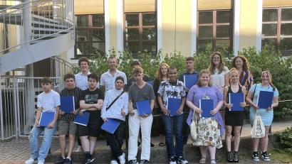 Bild: Stötzner-Schule/exb
Die Stötzner-Schule verabschiedet zwölf Schüler. Mit ihnen freuen sich Schulleiterin Franziska Schubert (hinten rechts), Fachlehrerin Anna-Lena Gollwitzer (Zweite von links), Jugendsozialarbeiterin Corina Lutz (hinten Mitte), Klassenleiter Jonas Schieder (links) und Fachlehrer Tobias Greger (Zweiter von links).
