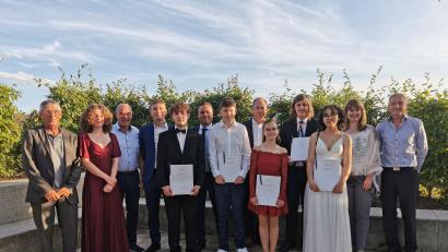 Bild: pop
Abschlussfeier an der Mittelschule Kümmersbruck: die erfolgreichen Absolventen mit ihren Klassleitern sowie Bürgermeister Roland Strehl (Dritter von links), Schulleiter Florian Fuchs (Vierter von links) und Konrektor Markus Gleißner (Sechster von links).