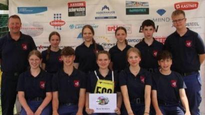 Bild: Mösbauer/exb
Die deutsche Gruppe bei der Siegerehrung: Im Bild (von links) vorne Emma Fuchs, Alexander Killermann, Klara Bösl, Sophie Janner und Andreas Spachtholz, dahinter Jugendbetreuer Uwe Groß, Thea Röhrl, Katrin Nesner, Hannah Killermann, Jonas Roiger und Micheal Spachtholz.