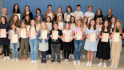 Bild: do
Die jeweils 5 Jahrgangsbesten der Jahrgänge 5 bis 10 zeichnete das Gymnasium Eschenbach mit Urkunden und kleinen Geschenken aus. Unser Bild zeigt die 30 Schülerinnen und Schüler mit Koordinator Werner Dobmeier (re, hinten) und Schulleiter Harald Olschner (li)