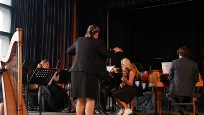 Bild: jgr
Das Kammerorchester mit Elisabeth Westermeier an der Harfe, Orchesterleitung Stefanie Schreyer und Stefan Schindler am Cembalo.