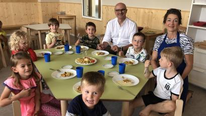 Bild: Monika Steffens/exb
Bürgermeister Maximilian Beer und Kindergartenleitung Marion Weiss beim Mittagessen.