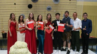 Bild: Effenberger/exb
Sie haben es geschafft: Im Bild die besten Absolventen der Mittelschule Neunburg.