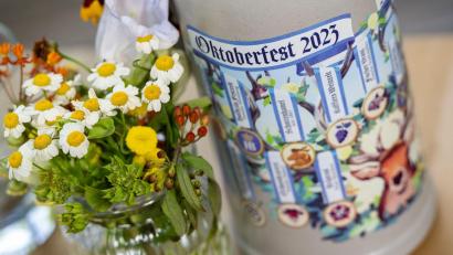 Bild: Lennart Preiss/dpa
Ein Exemplar des Wiesn Wirte Krugs für das Oktoberfest 2023 steht zur Präsentation.