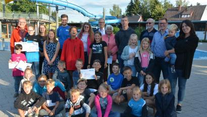 Bild: jr
902 Schwimmerinnen und Schwimmer stiegen beim 24-Stunden-Schwimmen im Egrensis-Bad ins Wasser. Im Bild Kinder der Grundschule Konnersreuth (vorne), die bei den Schulen die Fleißigsten waren, Moderator Bernhard Lux (hinten links), Bürgermeister Bernd Sommer (hinten, Mitte) und Simon Helm (hinten, Zweiter von links), der die beste Leistung erbrachte.