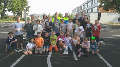 Bild: Simone Schönfelder/exb 
Nach der bestandenen Radfahrprüfung war die Freude an der Montessori-Schule natürlich groß.
