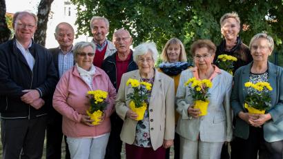 Bild: hbe
Langjährige Sänger der Kümmersbrucker Kirchenchors werden ausgezeichnet (von links): Pfarrer Wolfgang Bauer, Johann Obendorfer, Veronika Roggenhofer, Josef Roggenhofer, Ludwig Gmelch, Luise Mattulla, Gabi Mattulla, Betty Schmidt, Chorleiterin Susanna Müssig-Wilczek und Rosemie Ignatz.