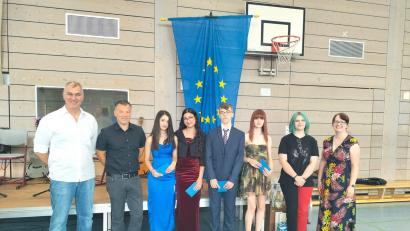 Bild: Klaus Hartmannsgruber/exb
Die Max-Reger-Schule freut sich mit den besten Absolventen: (von links) Klaus Hartmannsgruber (Klassenleiter M10), Rektor Tobias Kick, Alina Trusca, Ioanna Yordanova, Lenny Koch, Anastasia Schledewitz (alle M10), Nadja Waldhier (9a) und Rosanna Birner (Klassenleiterin 9a).