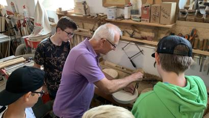 Bild: Birgit Plößner/exb
Der Aktions- und Wandertag führte die Klassen 6a und 6b nach Matzersreuth in die Handwerkerscheune.