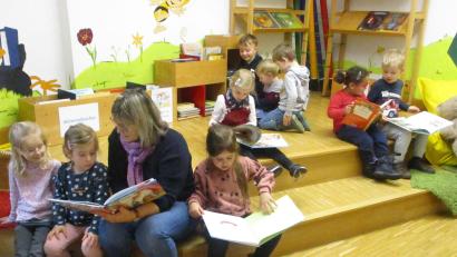 Bild: A. Bartmann/exb
Die Kinder des Pfreimder Kindergartens St. Martin erhalten in der Stadtbücherei einen Bücherei-Führerschein.