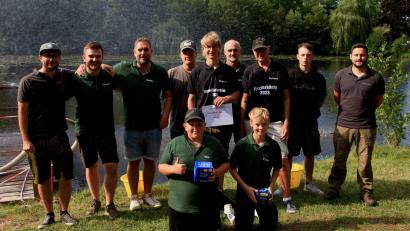 Bild: u
Nach dem Hegefischen (vorne, von links): Tim Seebauer und Tim Basler, (hinten, stehend von links) Stefan Dotzler (Vorstandssprecher), Philip Merz (2. Jugendwart) Mario Rauscher (Mitglied Jugendleiterteam), Nils Prösl, Cornelius Lohner (Jugendfischerkönig), Tobias Prösl (Jugendwart) Robert Dotzler (Kassier und Fischerkönig) Johannes Zach und Martin Stadler (Vorstandsteam).