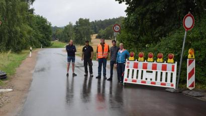 Bild: bnr
Bürgermeister Markus Schiesl (rechts) räumt die Absperrung beiseite und gibt die Straße wieder für den Verkehr frei.