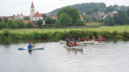 Bild: Hans-Jürgen Rudnik/exb
Das Kanufahren auf der acht Kilometer langen Strecke auf der Naab von Luhe bis Oberköblitz macht allen riesen Spaß.