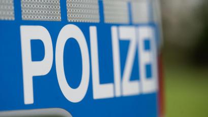 Symbolbild: Marijan Murat/dpa
Zwei Männer geraten in Nittenau wegen eines Handys dermaßen in Streit, dass sie sich gegenseitig körperlich angreifen.
