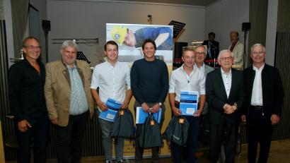 Bild: gsp
Ehrung der drei Absolventen. Von links: Bernd Kopp (Bau-Innung Sulzbach-Rosenberg), Wolfgang Hummel, (Bau-Innung Amberg) Johann Teich, Samuel Kloss, Jonas Grunner, Franz Mädler (Stellvertretender Landrat), Josef Meier (Meier Betonwerke), Dietmar Melchner (Vertriebsleiter Meier Betonwerke).