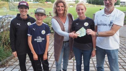 Bild: krb
Beate Merkl (Mitte) und Jürgen Laubert (rechts) übergeben 500 Euro ans Team "Bananenflanke".