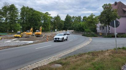 Bild: rti
Die Mähringer Straße beim Landratsamt ist bis 8. September gesperrt. Grund ist der Einbau der Querungshilfe. Sie ist Teil der Sanierung des Parkplatzes am Fischhofpark.